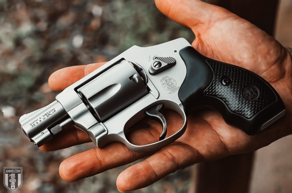 Se você está em busca de um revólver 38 cano curto, chegou ao lugar certo. Esse modelo é conhecido por sua praticidade e facilidade de manuseio, tornando-se uma escolha popular entre os apreciadores de armas. Seja para defesa pessoal ou coleção, o revólver 38 cano curto oferece uma série de opções que podem atender às suas necessidades específicas. Neste artigo, vamos explorar os diferentes modelos disponíveis no mercado, discutir suas vantagens e desvantagens e ensinar como adquirir um sem complicações no Paraguai através da nossa empresa. Prepare-se para descobrir tudo que você precisa saber sobre essa arma icônica! O que é um revólver 38 com cano curto? O revólver 38 com cano curto é uma arma de fogo bastante popular, especialmente entre os entusiastas e colecionadores. Seu design compacto e leve facilita o transporte e o manuseio, tornando-o ideal para uso em situações que exigem agilidade. Esse tipo de revólver utiliza munições calibre .38, conhecidas por sua eficácia em distâncias curtas. O cano curto proporciona maior facilidade na portabilidade, mas pode impactar a precisão do tiro em longas distâncias. Geralmente, esses revólveres são fabricados com materiais robustos como aço inoxidável ou alumínio tratado. Essa durabilidade garante resistência ao desgaste no dia a dia. Além disso, muitos modelos contam com sistemas de segurança avançados que aumentam a proteção contra disparos acidentais. Isso torna o revólver 38 cano curto uma escolha segura para quem busca um armamento confiável. Com diferentes acabamentos e designs disponíveis no mercado, há sempre um modelo que se encaixa no gosto pessoal do usuário. A versatilidade dos revólveres 38 também permite seu uso tanto para defesa pessoal quanto para atividades esportivas de tiro. Os diferentes modelos de revólveres 38 cano curto Os revólveres 38 cano curto são bastante populares devido à sua praticidade e eficiência. Existem diversas marcas que oferecem modelos distintos, cada um com suas características específicas. Um dos mais conhecidos é o Taurus 38. Este modelo é famoso pela confiabilidade e durabilidade. Seu design ergonômico facilita o manuseio, tornando-o ideal para iniciantes e usuários experientes. Outro destaque é o revólver da marca Smith & Wesson. Conhecido por seu acabamento impecável e precisão no disparo, esse modelo se tornou uma escolha preferida entre os colecionadores de armas. Além disso, há opções como o revólver Rossi 38, que combina robustez com um preço acessível. Sua construção resistente garante segurança durante o uso diário. Cada modelo possui variações em relação ao peso, materiais utilizados na fabricação e capacidade do tambor. É importante considerar essas diferenças ao escolher a arma que melhor atende às suas necessidades pessoais ou profissionais. Essas particularidades fazem dos revólveres 38 cano curto uma categoria diversificada no mercado armamentista, permitindo aos consumidores encontrar exatamente aquilo que procuram. Vantagens e desvantagens do uso de um revolver 38 cano curto O revólver 38 cano curto é uma escolha popular entre os atiradores, e isso se deve a várias vantagens. Um dos principais pontos positivos é a sua portabilidade. Com um cano mais curto, ele se torna mais fácil de transportar e esconder, ideal para quem busca um equipamento discreto. Além disso, o manuseio do revólver costuma ser intuitivo. Sua mecânica simples facilita o aprendizado para iniciantes. A ação dupla permite disparar mesmo sem armar o cão, tornando-o prático em situações de emergência. Por outro lado, existem desvantagens que devem ser consideradas. O alcance efetivo do revólver 38 com cano curto pode ser limitado em comparação aos modelos com canos longos. Isso pode impactar a precisão em distâncias maiores. Outro aspecto negativo é a capacidade reduzida de munição. Muitas vezes esses modelos comportam menos balas no tambor, o que pode ser uma preocupação dependendo da situação. Esses fatores tornam essencial analisar suas necessidades antes de optar por esse tipo de armamento. É importante pesar as vantagens e desvantagens conforme seu uso pretendido. Como comprar um revolver 38 cano curto no Paraguai sem burocracia através da nossa empresa Comprar um revólver 38 cano curto no Paraguai pode ser uma experiência simples e descomplicada. Nossa empresa está aqui para facilitar todo o processo, garantindo que você tenha acesso ao seu equipamento com segurança e eficiência. Primeiramente, é fundamental entender a legislação local. No Paraguai, a compra de armas é permitida para cidadãos e residentes legais, desde que sigam os trâmites exigidos. Nós oferecemos orientação completa sobre todos os requisitos necessários. Ao optar por nossa empresa, você conta com profissionais experientes que ajudarão na escolha do modelo ideal. Temos uma variedade de revólveres 38 cano curto disponíveis em estoque. Nossos especialistas estão prontos para esclarecer dúvidas sobre características técnicas e opções de personalização. Além disso, cuidamos da documentação necessária para a aquisição do seu revólver sem complicações burocráticas. Através da nossa assessoria especializada, garantimos que todo o processo seja rápido e seguro. Com nosso suporte dedicado, sua compra será tranquila desde o início até a finalização. Sinta-se à vontade para nos contatar e começar sua jornada rumo à posse legal do seu novo revólver 38 cano curto! Dicas para escolher o melhor modelo de revolver 38 cano curto para você Escolher o melhor modelo de revólver 38 cano curto pode ser uma tarefa desafiadora, mas algumas dicas podem facilitar esse processo. Primeiro, é fundamental considerar o seu propósito. Você precisa do revólver para defesa pessoal ou para colecionar? Essa definição ajudará a direcionar sua escolha. Além disso, experimente diferentes modelos se possível. A empunhadura e o peso são aspectos que variam entre os modelos e podem influenciar no conforto durante o uso. Verifique também as características como capacidade do tambor e tipo de gatilho; essas especificações impactam diretamente na performance da arma. A marca também conta bastante na hora da compra. Pesquise sobre fabricantes renomados no mercado brasileiro e internacional, buscando sempre feedbacks positivos de outros usuários. Por fim, não deixe de avaliar questões legais relacionadas à posse e porte de armas em sua localidade antes da aquisição. Com essas orientações em mente, você poderá fazer uma escolha mais acertada ao adquirir um revolver 38 cano curto que atenda às suas necessidades específicas.